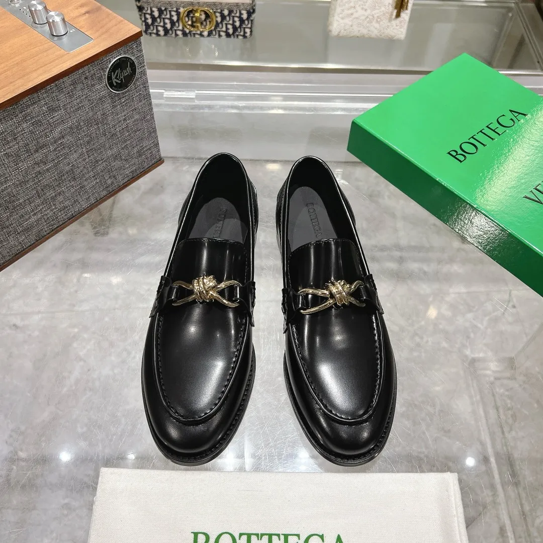 [BV] Top P: 860💰 Size: Female 35-39 (Female 40 custom-made) Male 39-44 (38.45 non-refundable) Bottega Veneta 2025 Autumn and Winter counter style! Small round toe loafers! Imported leather outsole! Imported open edge beaded cowhide! Solid color Niuli!